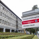 Le canton de Zurich veut élargir le nombre de places disponibles en études de médecine à l'Université de Zurich pour lutter contre la pénurie de praticiens nationaux (image symbolique). KEYSTONE/MELANIE DUCHENE